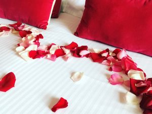 Décoration avec pétales de roses : séjour romantique Hôtel Outre-Mer (Villa Le Couchant)