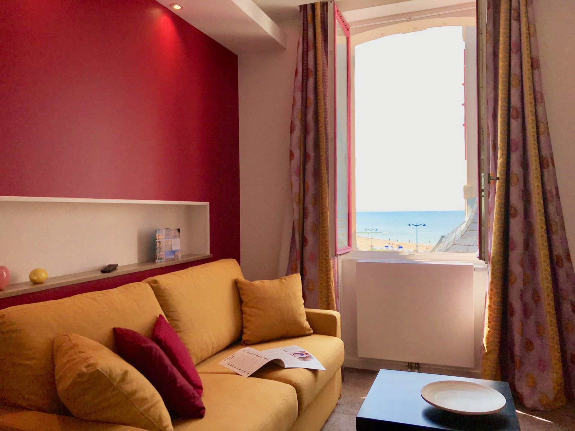 Hôtel Outre-Mer (Villa Le couchant) - Salon vue sur mer de la Suite Cabourg mon amour