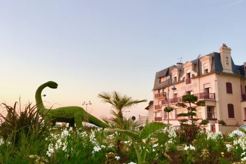 Façade Hôtel Outre-Mer (Villa Le couchant) et dinosaure de Villers sur Mer au soleil couchant
