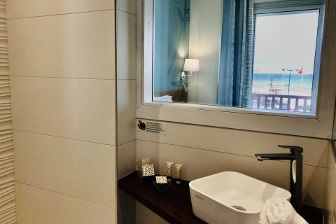 Profitez de nos chambres Deluxe avec salle de douche vue mer au cœur de Villers-sur-Mer