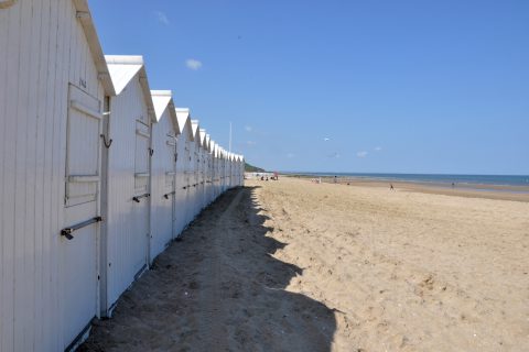 La plage de Villers sur Mer et ses cabanes blanches