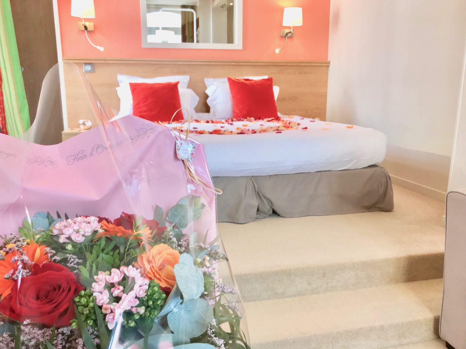 Séjour romantique à l'Hôtel Outre-Mer : Décoration de la chambre avec un magnifique bouquet de fleurs fraîches pour la Saint Valentin.