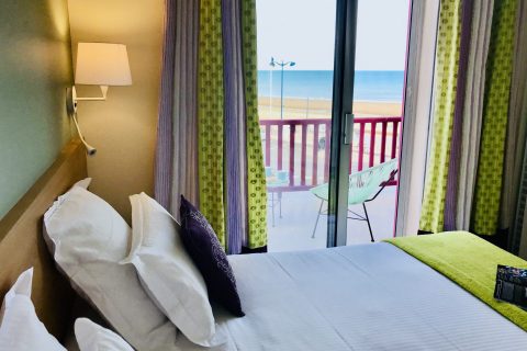Profitez de nos chambres Deluxe avec terrasse vue mer au cœur de Villers-sur-Mer