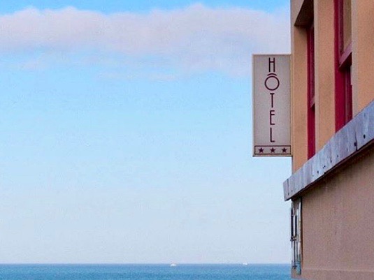 Hôtel Outre-Mer (Villa Le Couchant) enseigne de l'hôtel face à la mer