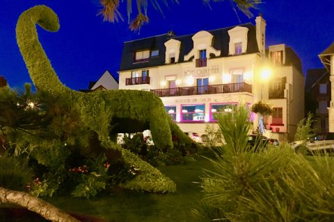L'hôtel Outre-Mer (Villa Le Couchant) : façade illuminé la nuit
