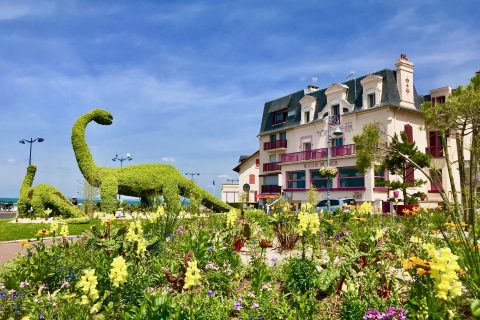 Villers-sur-Mer : l'Hotel Outre-Mer et le dinosaure