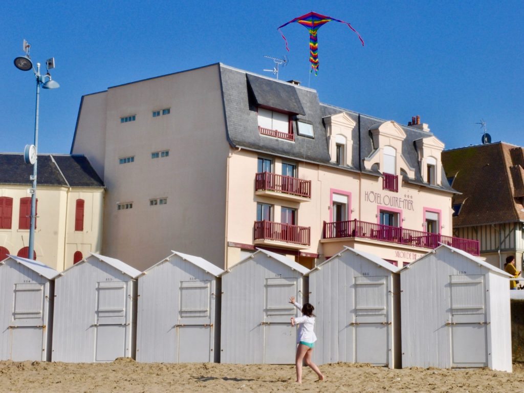 Laissez-vous séduire par la grande plage de Villers-sur-Mer devant l'hôtel Outre-Mer en Normandie.