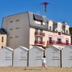 Laissez-vous séduire par la grande plage de Villers-sur-Mer devant l'hôtel Outre-Mer en Normandie.