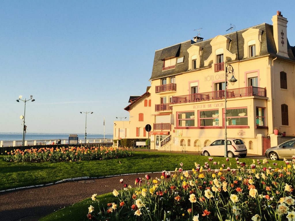 Découvrez l'hôtel Outre-Mer, un hôtel boutique face à la mer à Villers-sur-Mer en Normandie.